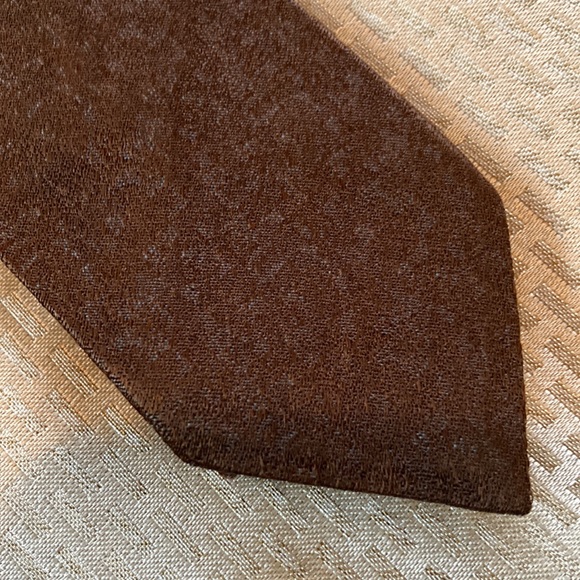 Vintage Men’s Skinny Tie - brown with subtle blue pattern and groovy emblem - Picture 4 of 7